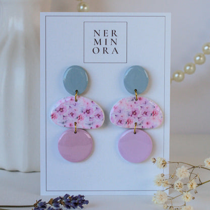 Blush Garden Arc – Pastellfarbene Ohrhänger mit floralem Bogen
