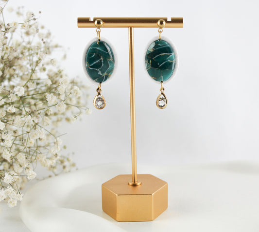 Elegante grün weiße Polymer Clay Ohrringe mit Strassstein Anhänger