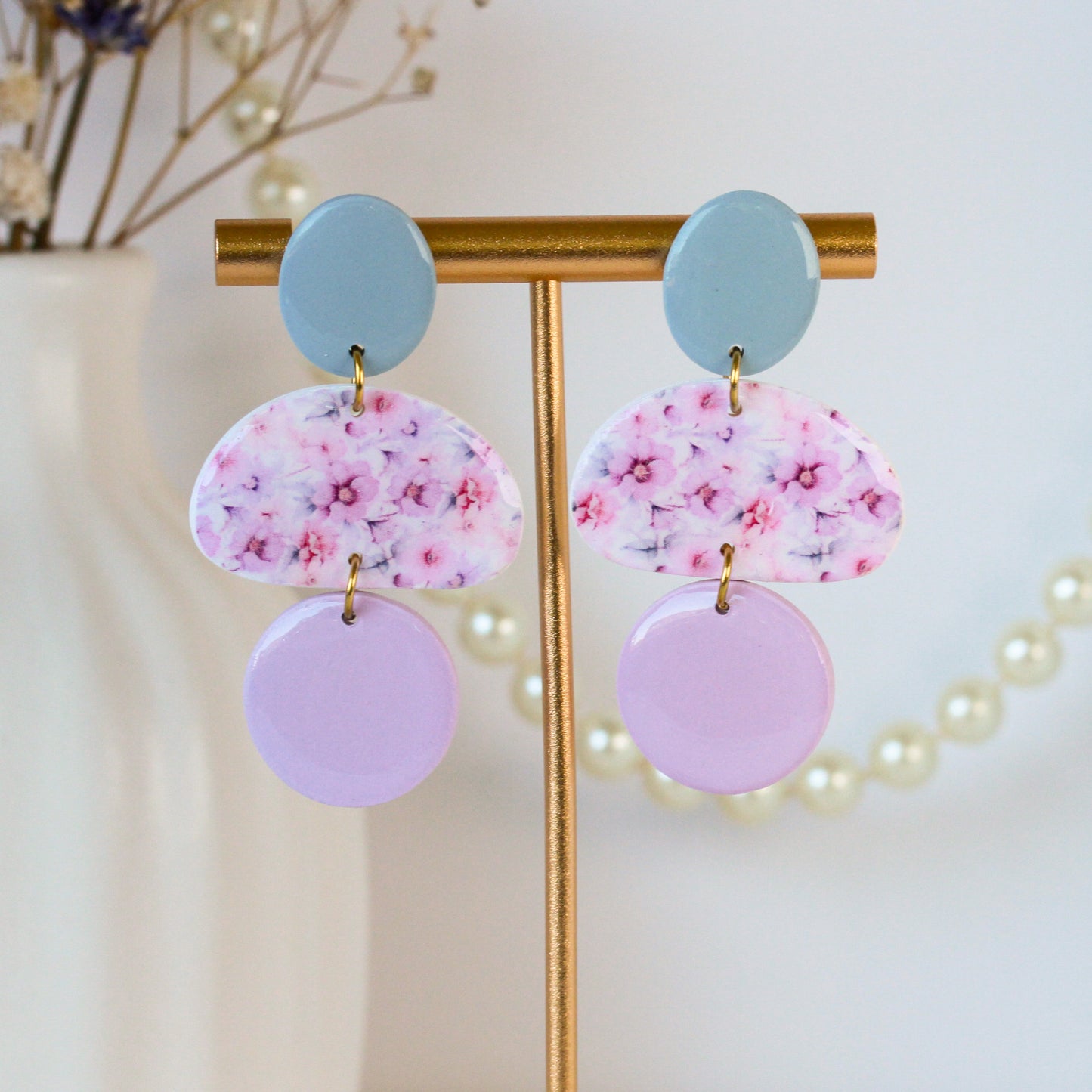 Blush Garden Arc – Pastellfarbene Ohrhänger mit floralem Bogen