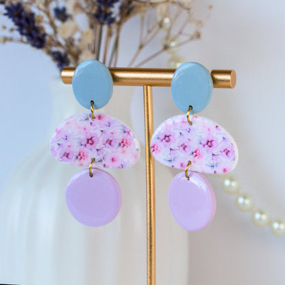 Blush Garden Arc – Pastellfarbene Ohrhänger mit floralem Bogen