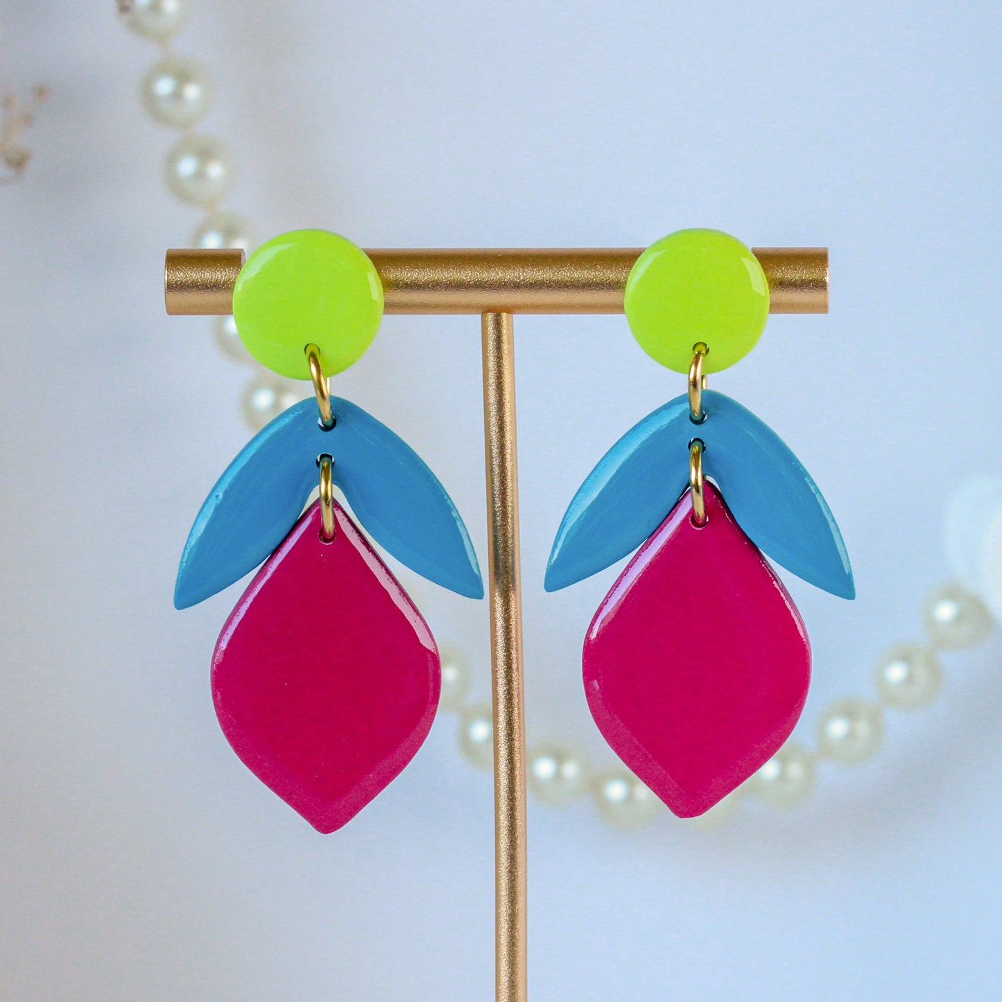 Electric Bloom – Dreistufige Neon-Ohrhänger in Limette, Blau und Fuchsia