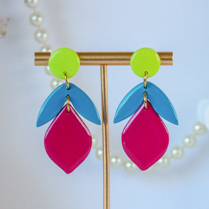 Electric Bloom – Dreistufige Neon-Ohrhänger in Limette, Blau und Fuchsia