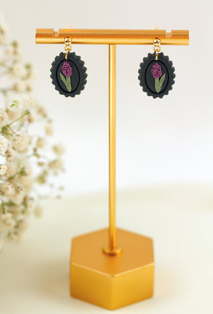 Lavendel Bilderrahmen Ohrringe – Kleine florale Polymer Clay Ohrringe