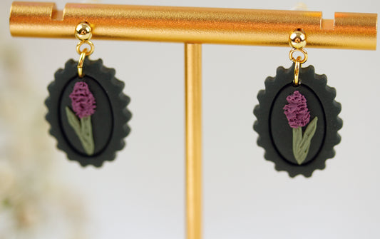 Lavendel Bilderrahmen Ohrringe – Kleine florale Polymer Clay Ohrringe