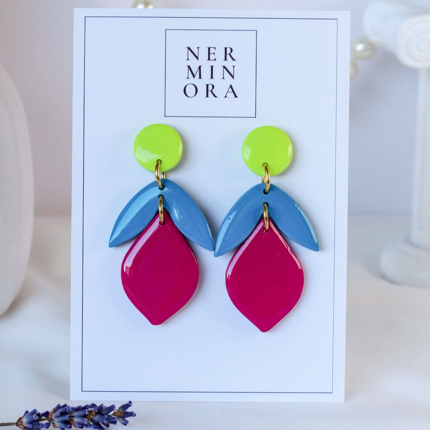 Electric Bloom – Dreistufige Neon-Ohrhänger in Limette, Blau und Fuchsia