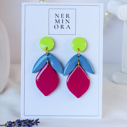 Electric Bloom – Dreistufige Neon-Ohrhänger in Limette, Blau und Fuchsia