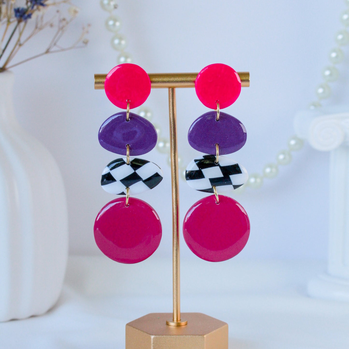 Berry Check Swing – Vierstufige Kaskaden-Ohrringe in Magenta und Violett