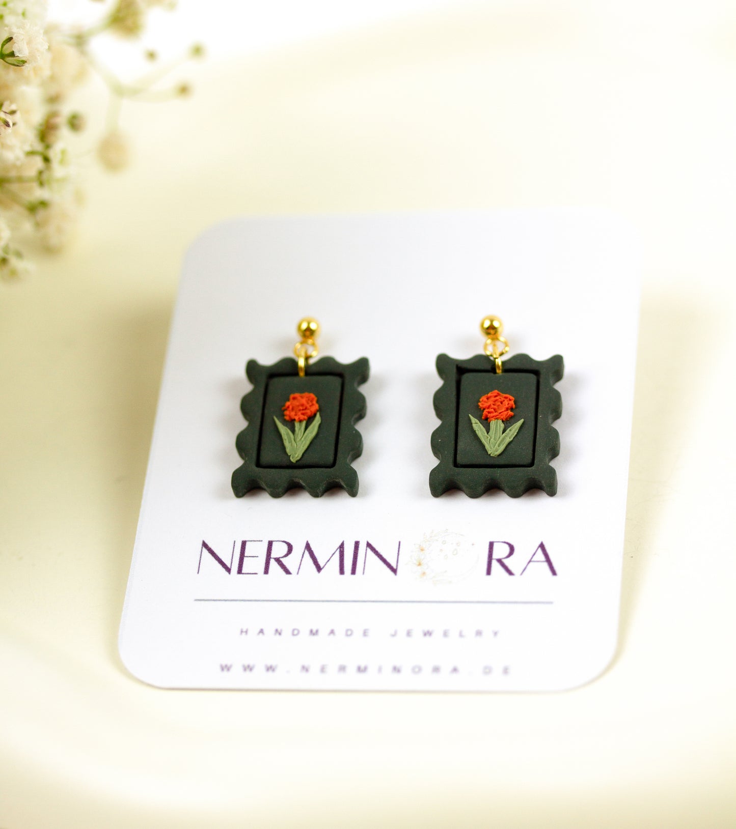 Marigold – Kleine handgefertigte Blumen-Ohrringe aus Polymer Clay