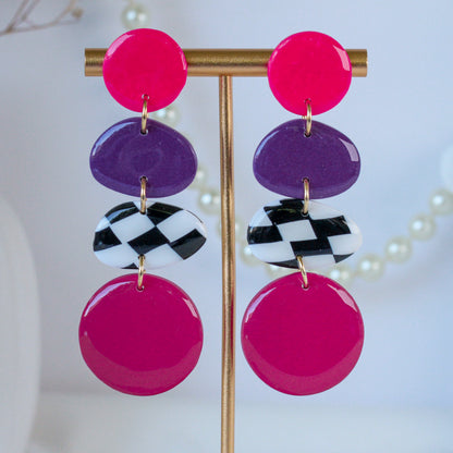 Berry Check Swing – Vierstufige Kaskaden-Ohrringe in Magenta und Violett