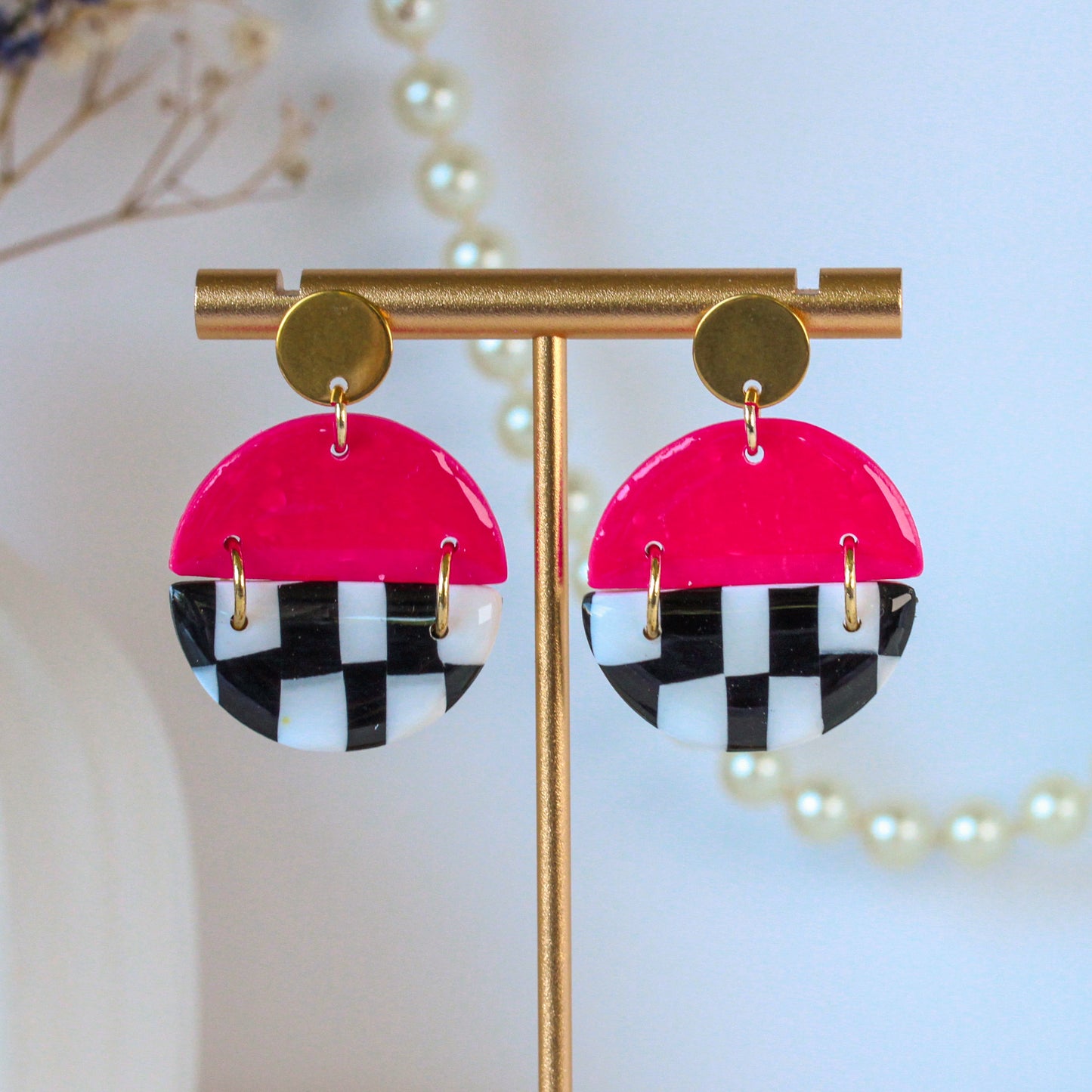Pink Check Arc – Kreis-Ohrhänger in Magenta mit Schachbrettmuster