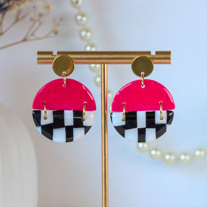 Pink Check Arc – Kreis-Ohrhänger in Magenta mit Schachbrettmuster