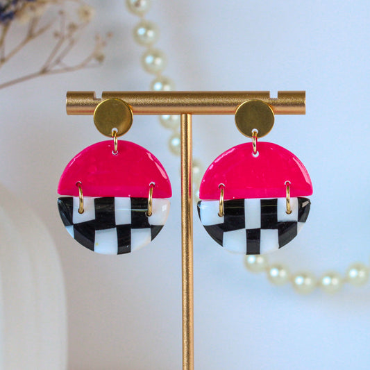 Pink Check Arc – Kreis-Ohrhänger in Magenta mit Schachbrettmuster