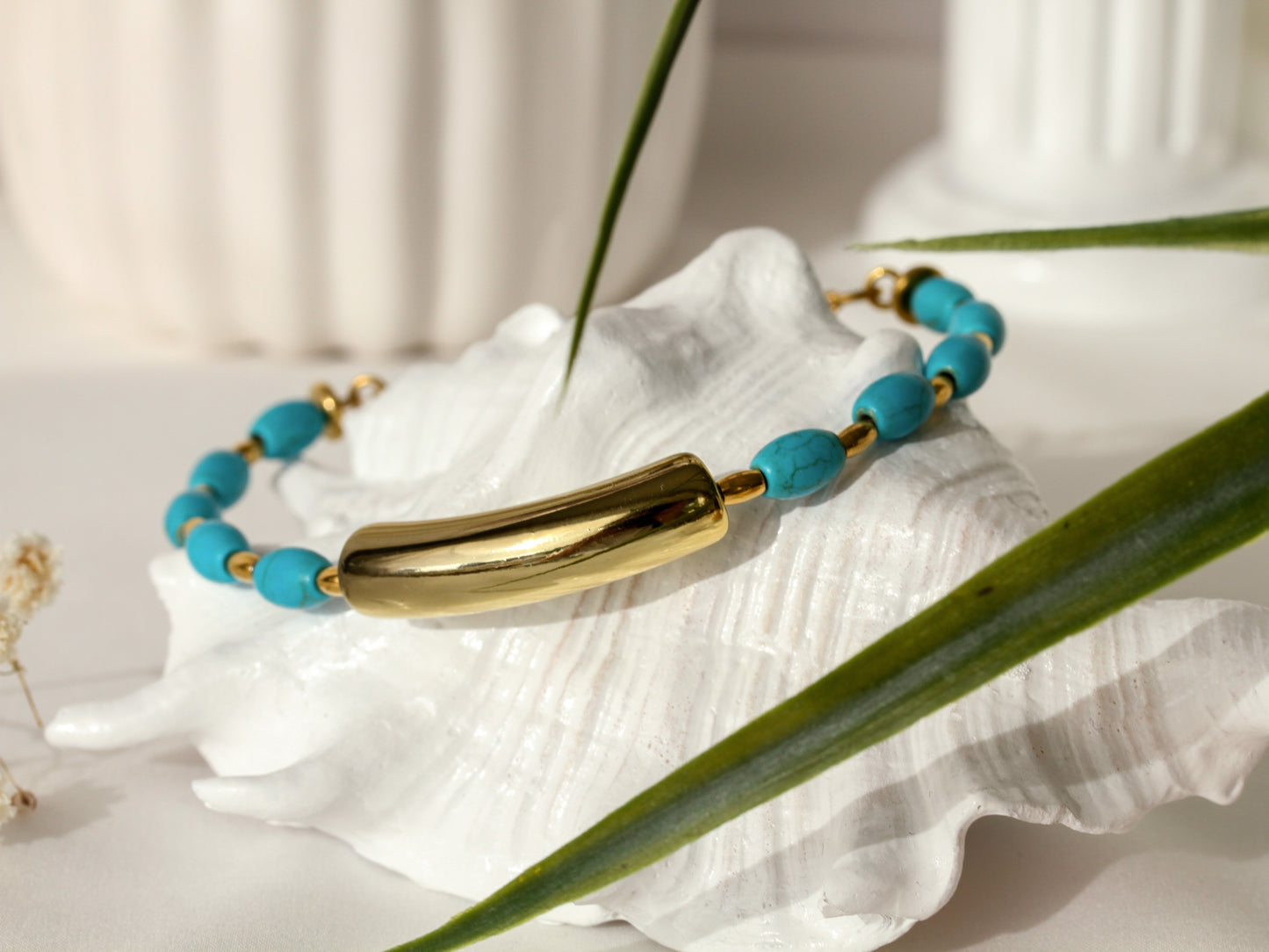 Helios Horizon – Türkises Armband mit goldenem Bogenelement