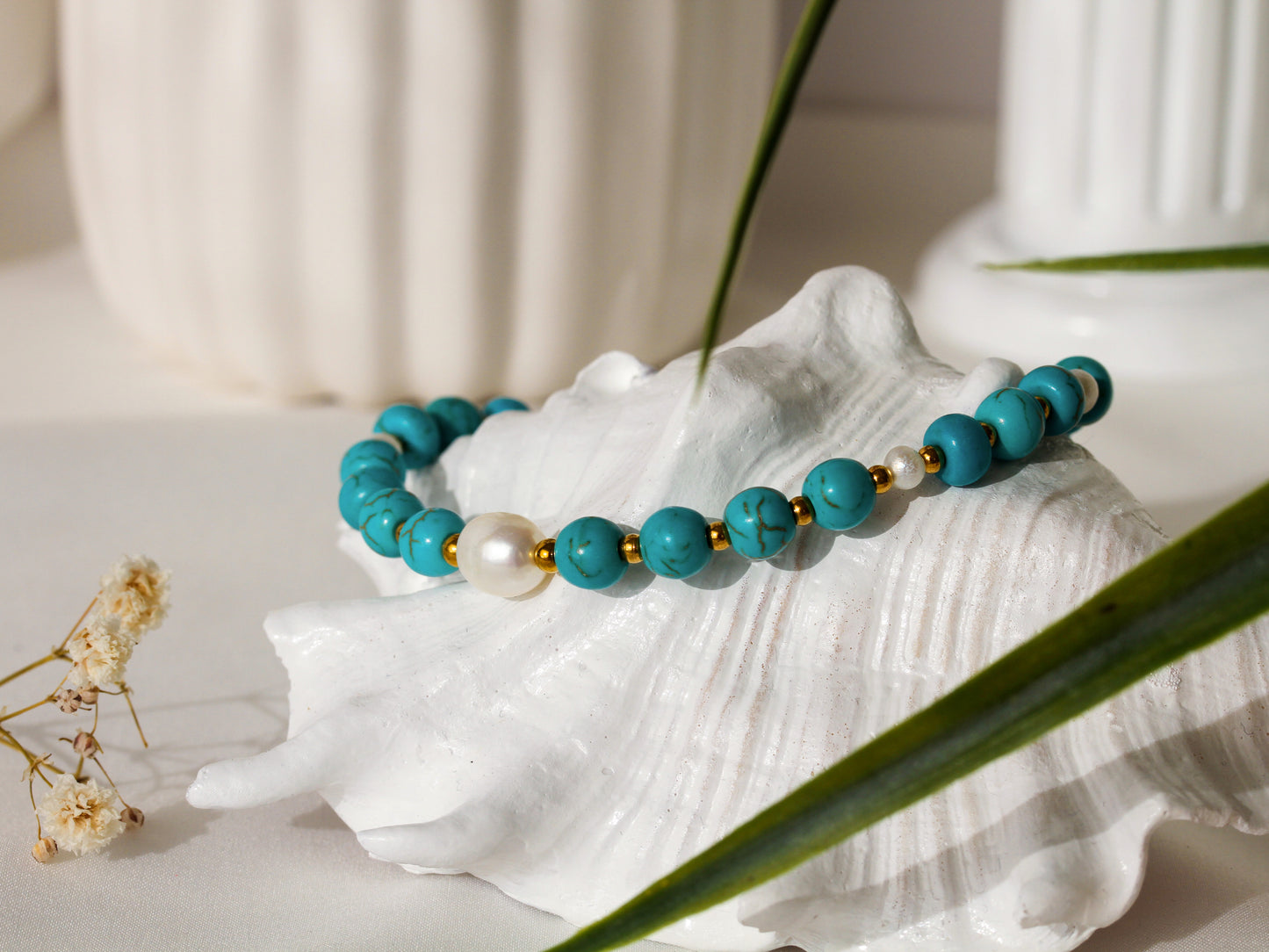 Leucothea Pearl – Türkises Armband mit Süßwasserperle