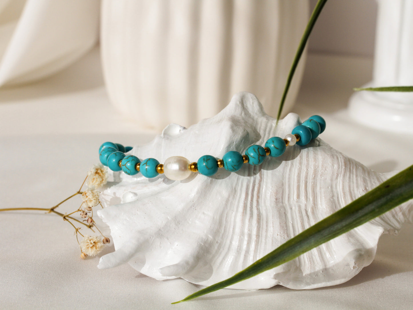 Leucothea Pearl – Türkises Armband mit Süßwasserperle