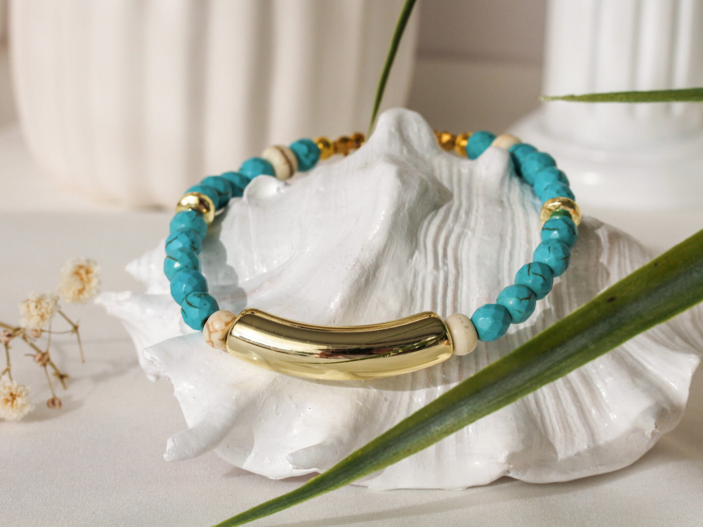 Brizo Arc – Türkises Armband mit goldenem Bogenelement