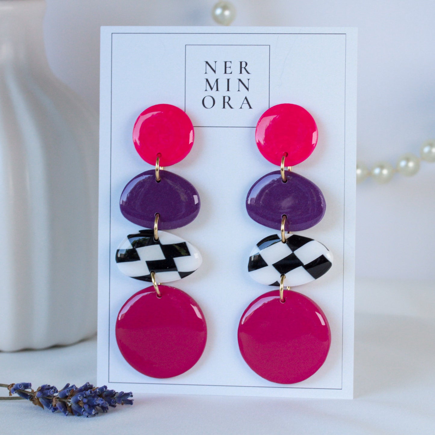 Berry Check Swing – Vierstufige Kaskaden-Ohrringe in Magenta und Violett