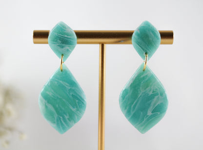 Maritime Türkise Sommer Ohrringe – Handgefertigte Polymer Clay Ohrringe im Meeresstil