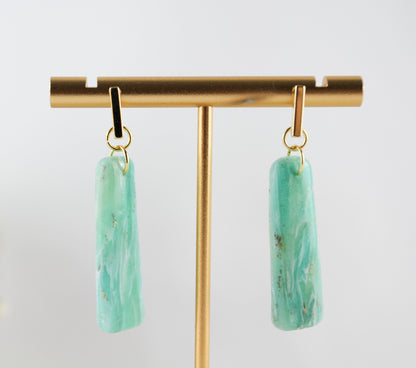 Maritime Türkise Sommer Ohrringe – Handgefertigte Polymer Clay Ohrringe im Meeresstil