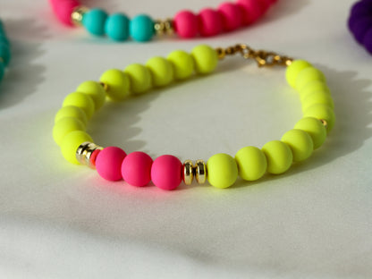 Costa Rosa – Neongelbes Perlenarmband mit pinken Akzenten