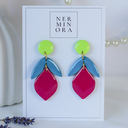 Electric Bloom – Dreistufige Neon-Ohrhänger in Limette, Blau und Fuchsia