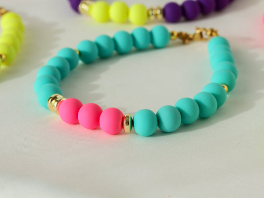 Miami Vice – Türkises Perlenarmband mit pinken Akzenten