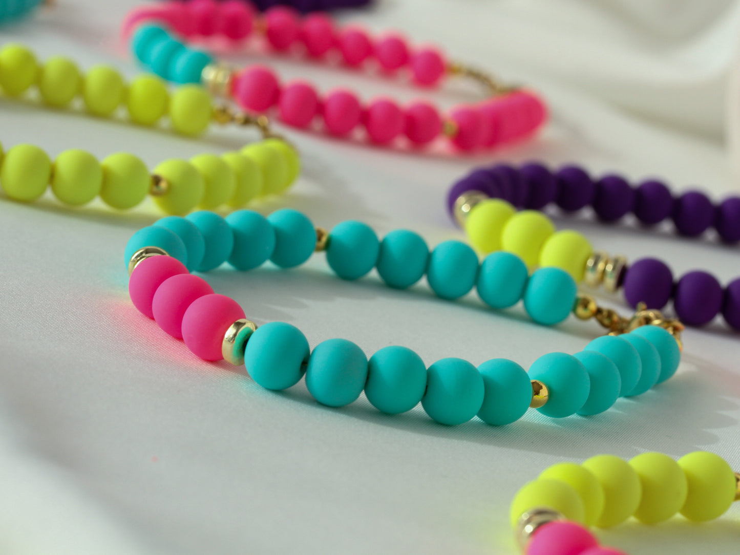 Miami Vice – Türkises Perlenarmband mit pinken Akzenten
