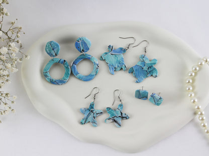 Meeres Brise Blau-Weiß – Handgefertigte Polymer Clay Statement Ohrringe | Sommerkollektion