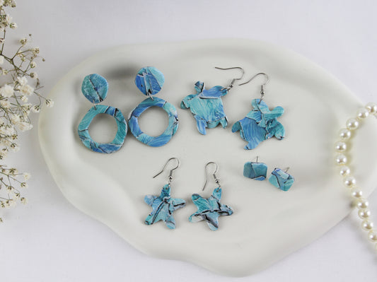 Meeres Briese Blau Weiße Polymer Clay Ohrringe