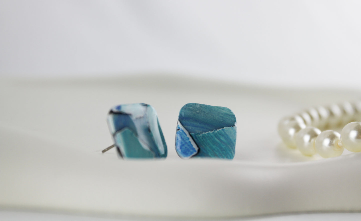 Meeres Briese Blau Weiße Polymer Clay Ohrringe