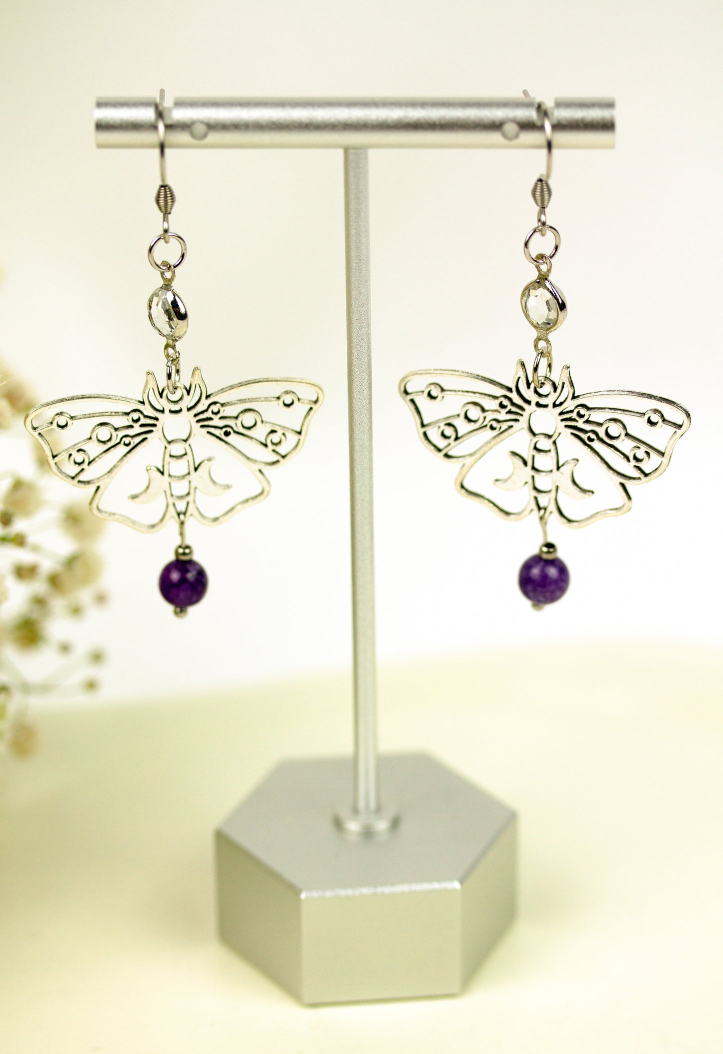 Silberne Schmetterling Ohrringe mit lila Natursteinperlen – Amberwing Kollektion