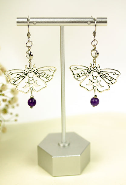 Silberne Schmetterling Ohrringe mit lila Natursteinperlen – Amberwing Kollektion