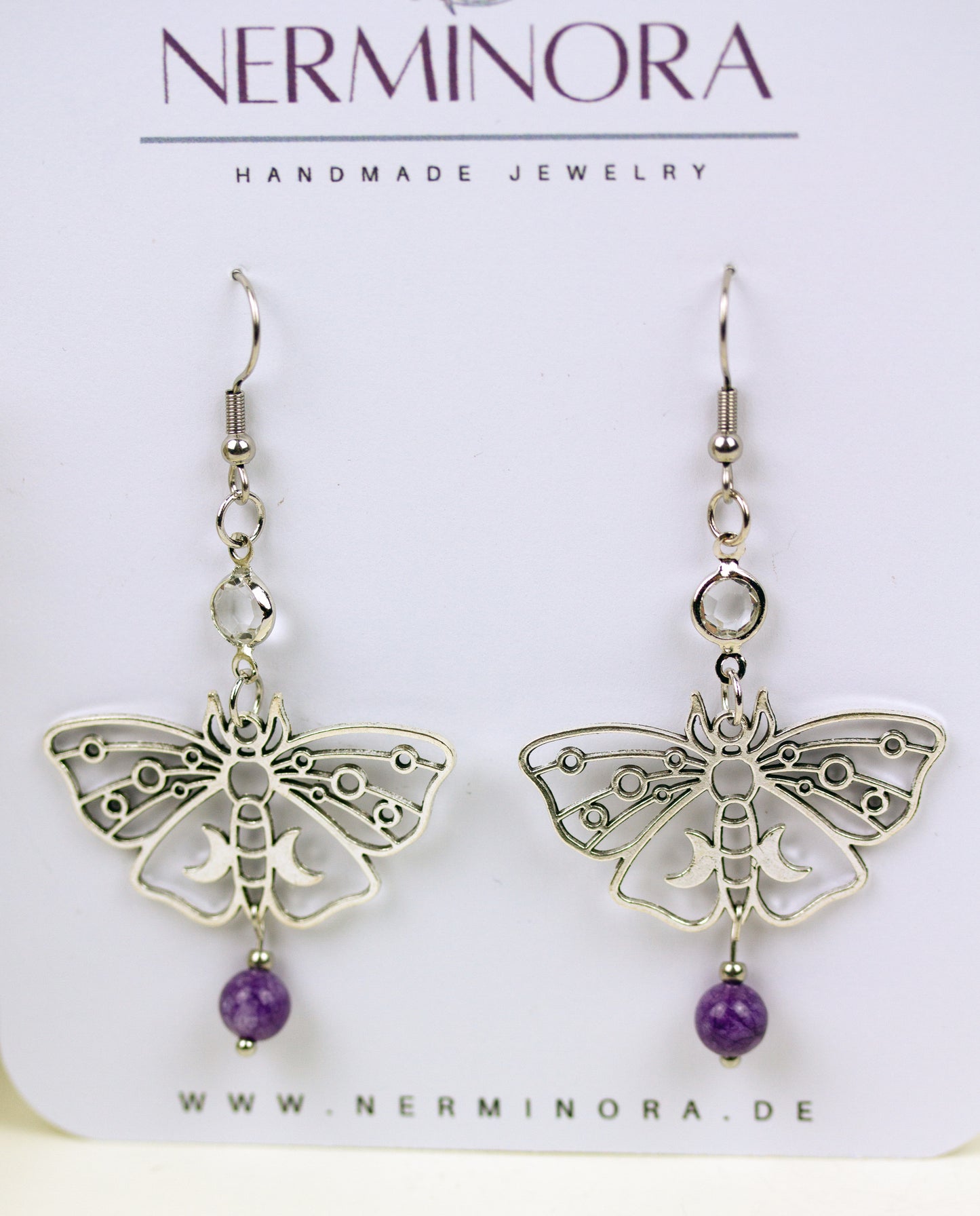 Silberne Schmetterling Ohrringe mit lila Natursteinperlen – Amberwing Kollektion
