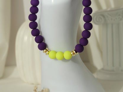 Ibiza Sunset – Violettes Perlenarmband mit neongelben Akzenten