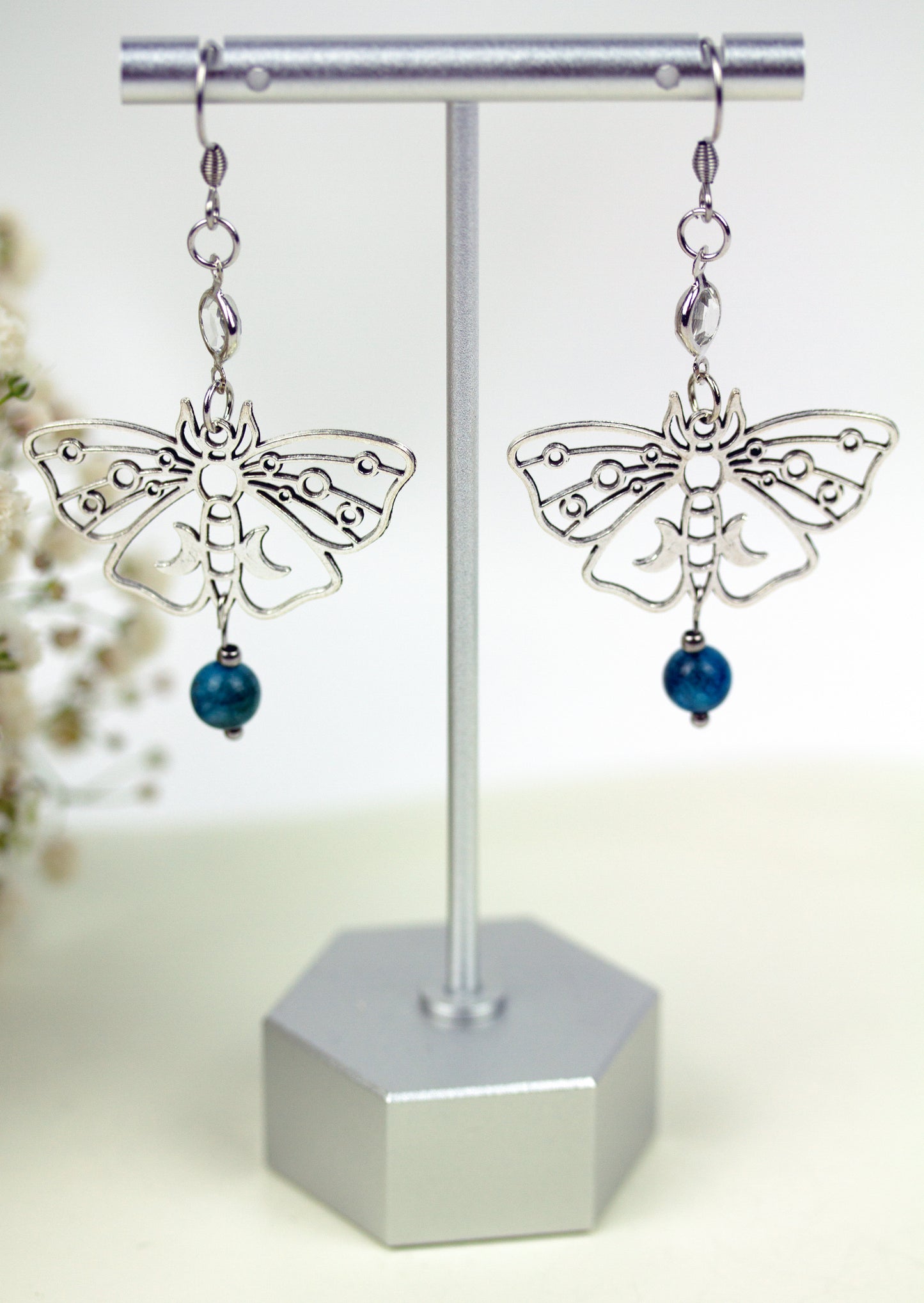 Silberne Butterfly Ohrringe mit blauen Natursteinperlen – Amberwing Kollektion