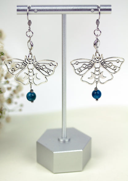 Silberne Butterfly Ohrringe mit blauen Natursteinperlen – Amberwing Kollektion