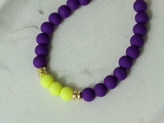Ibiza Sunset – Violettes Perlenarmband mit neongelben Akzenten