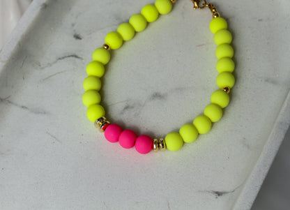 Costa Rosa – Neongelbes Perlenarmband mit pinken Akzenten