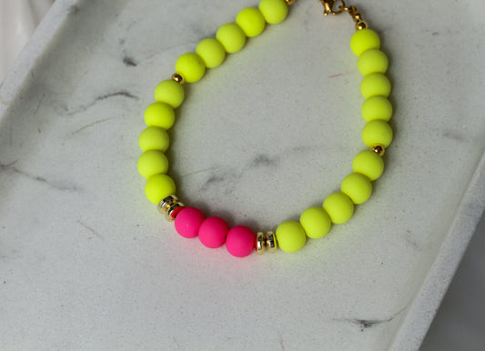 Costa Rosa – Neongelbes Perlenarmband mit pinken Akzenten