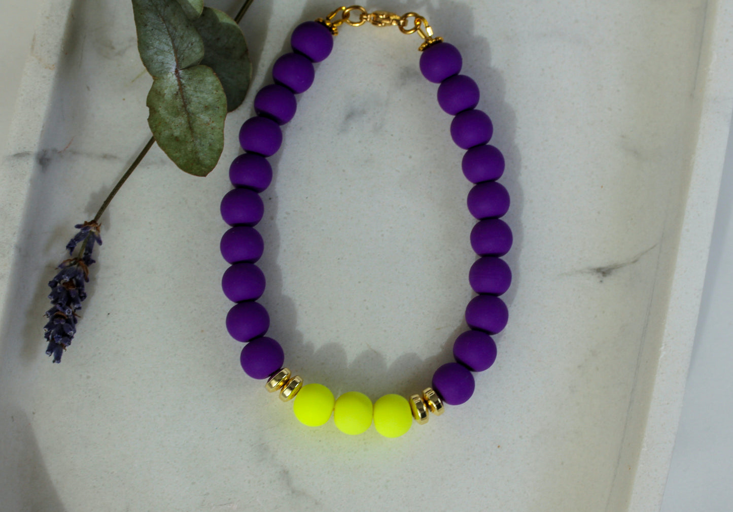 Ibiza Sunset – Violettes Perlenarmband mit neongelben Akzenten