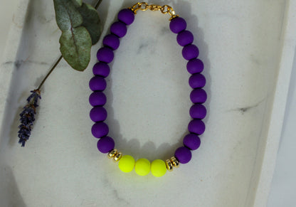 Ibiza Sunset – Violettes Perlenarmband mit neongelben Akzenten