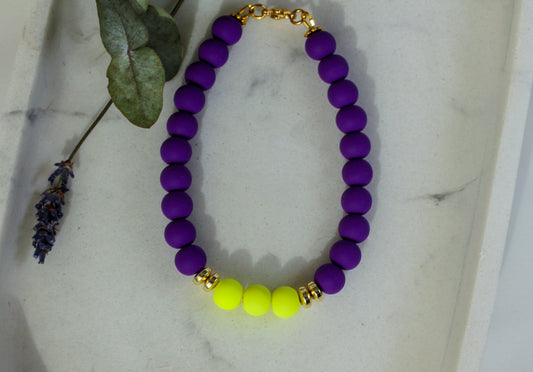 Ibiza Sunset – Violettes Perlenarmband mit neongelben Akzenten