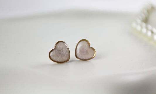 Kleine Weiße Herz Resin Ohrstecker In Goldfarbiger Herzfassung