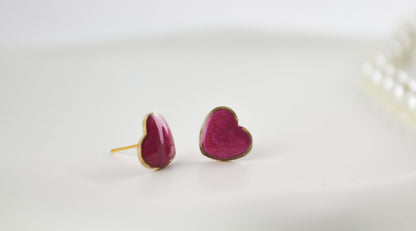 Mini Rosenrot Herz Harz Ohrstecker – Handmade Heart Studs