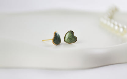 Mini Grün Herz Harz Ohrstecker – Handgemachte goldgefasste Herzohrringe