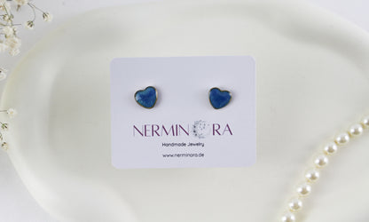 Mini Blau Herz Harz Ohrstecker – Handgefertigte Harzohrringe in Goldfassung