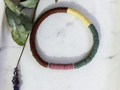 Terra Rhythm – Mehrfarbiges Katsuki-Armband in Erdtönen