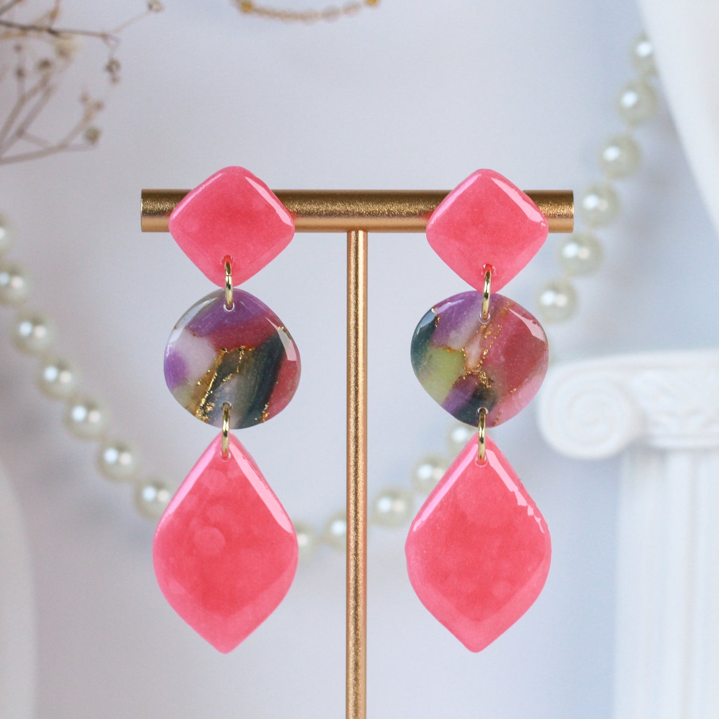 Secret Garden Drop – Dreistufige Tropfenohrringe in Beerenrot