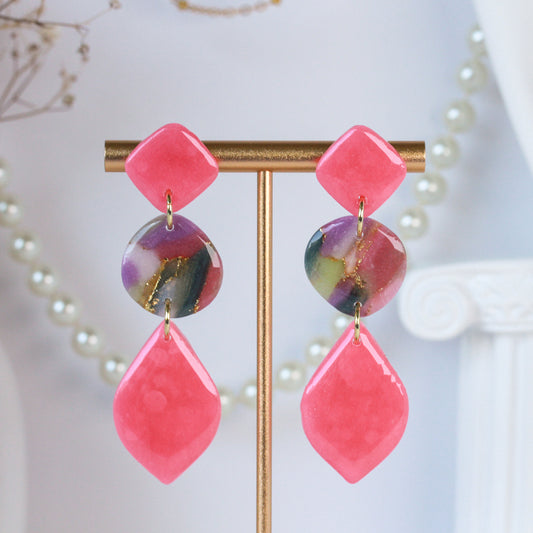 Secret Garden Drop – Dreistufige Tropfenohrringe in Beerenrot