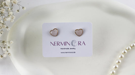 Kleine Weiße Herz Resin Ohrstecker In Goldfarbiger Herzfassung